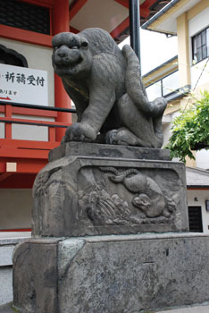阿形、台座に刻まれた「不」の字が水準点