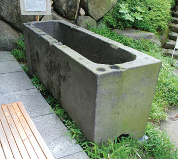 空印の石手水鉢