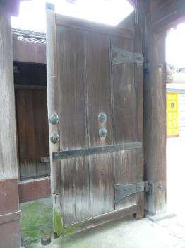 右側の扉