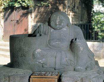 布袋像の水鉢（現在は別途保存。非公開)