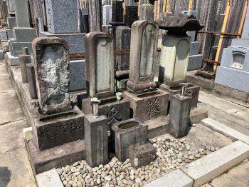 山県大弐の墓　左から2番目の墓石