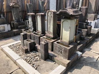 山県大弐の墓　右から3番目の墓石