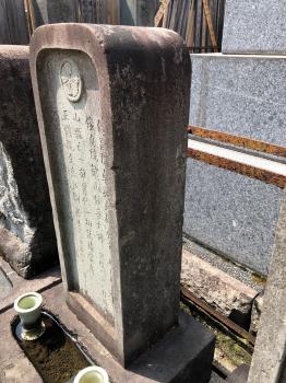 山県大弐の墓　墓石右側面