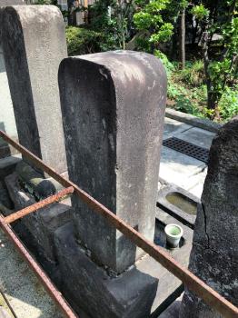 山県大弐の墓　墓石裏面