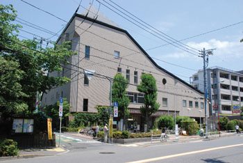 説明板が建つ新宿区若松地域センター