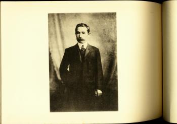 夏目漱石　明治40年5月 朝日新聞社に入社した頃。この年の9月29日に早稲田南町に転居した。