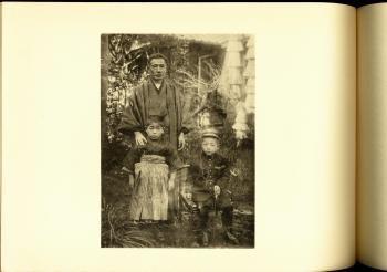 漱石山房の庭で　次男・伸六、長男・純一と