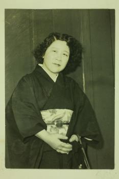 林芙美子　昭和26年月27日「みやがわ」の前で。翌28日午前1時頃永眠した。