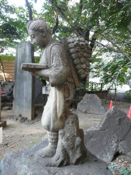 花園神社の二宮尊徳像　側面