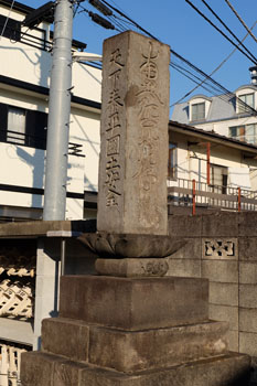 六字名号供養塔（左側面）
