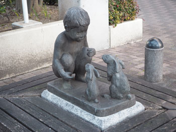 住吉コーポラス前の少年と動物像