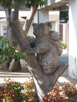 住吉コーポラス前の動物像