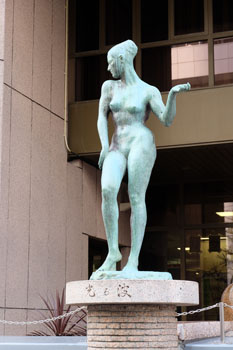 平和祈念像「光る波」