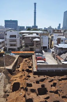 市谷甲良町遺跡５次調査地点から尾張徳川家上屋敷（現：防衛省）を望む（北から）