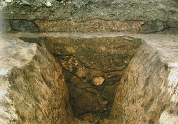 内藤町遺跡４次調査　２号遺構断面（北から）