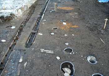 若葉三丁目遺跡３次調査　３面調査区中央２号建物跡付近（西から）
