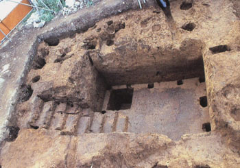 信濃町南遺跡３次調査　062号遺構（床面に土坑を伴う大型の地下室）（東から）