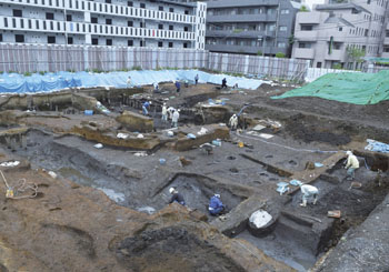 新小川町遺跡３次調査　西側大溝調査風景（北東から）